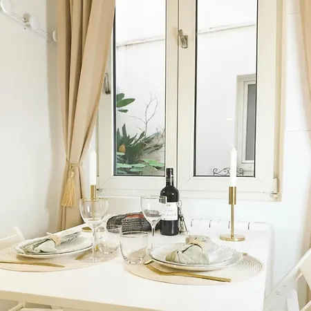 Stylish Near The Tuileries Gardens Apartment