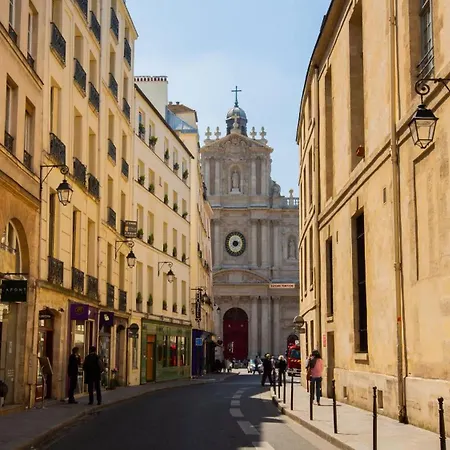 Stylish Near The Tuileries Gardens Paris