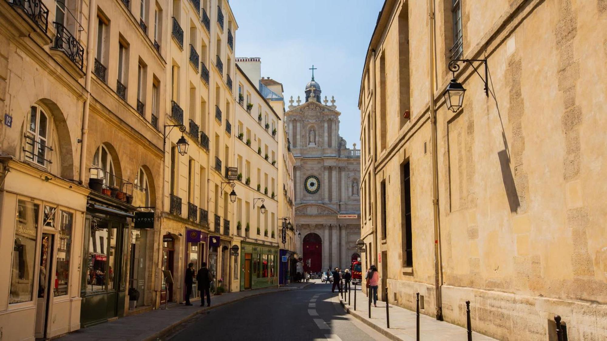 Stylish Near The Tuileries Gardens Paris